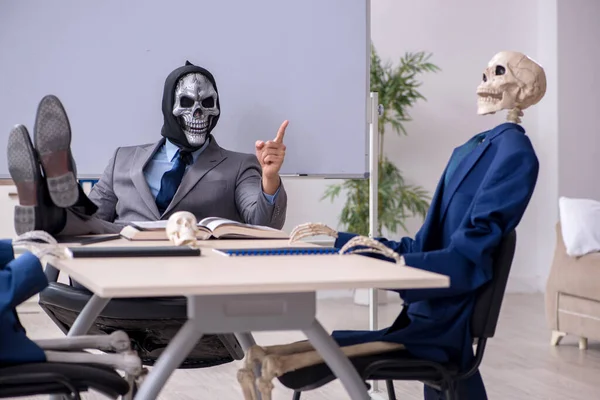Zabawne spotkanie biznesowe z diabłem i szkieletami — Zdjęcie stockowe