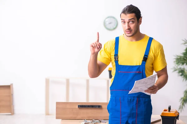 Jonge mannelijke timmerman die binnen werkt — Stockfoto