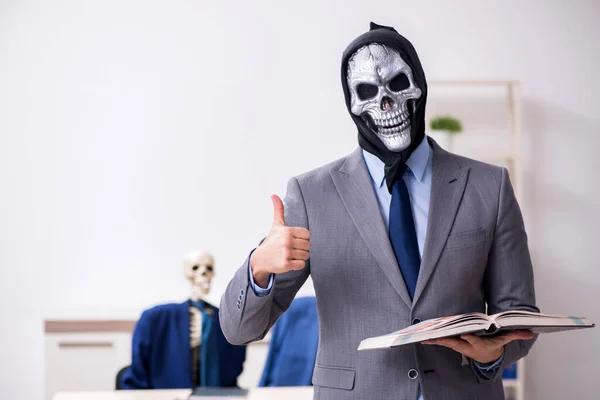 Grappige zakelijke ontmoeting met duivel en skeletten — Stockfoto