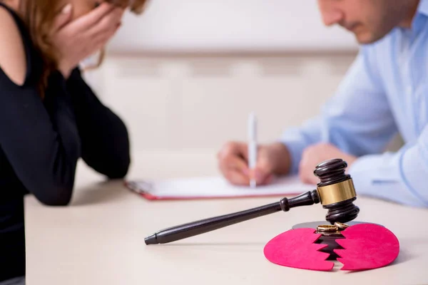 Jong echtpaar in gerechtsgebouw in echtscheidingsconcept — Stockfoto