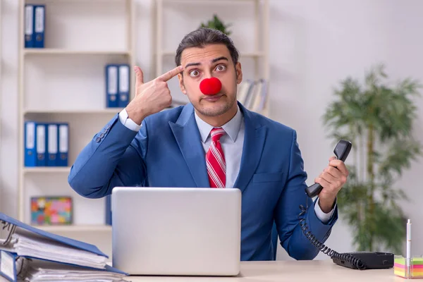 Funny empleado payaso trabajando en la oficina —  Fotos de Stock