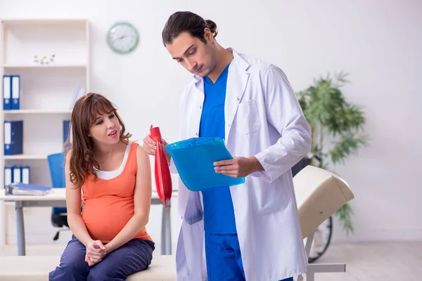 Mujer embarazada visitando médico ginecólogo masculino — Foto de Stock