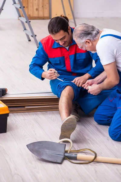 İki müteahhit ve yılan içeride.