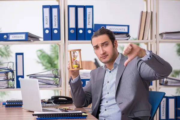 Jeune homme d'affaires salarié sur le lieu de travail — Photo