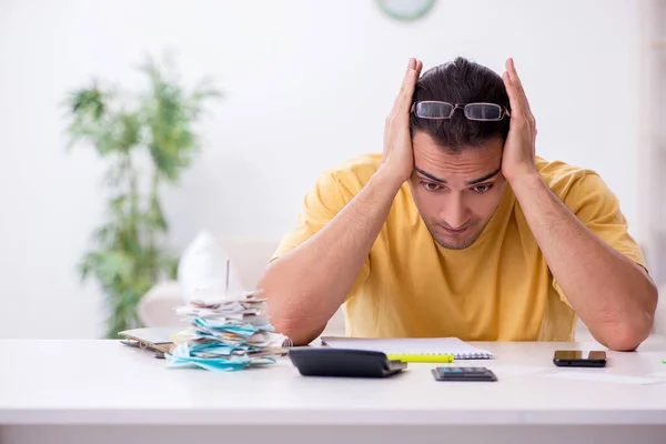 Junger Mann im Haushaltssicherungskonzept — Stockfoto