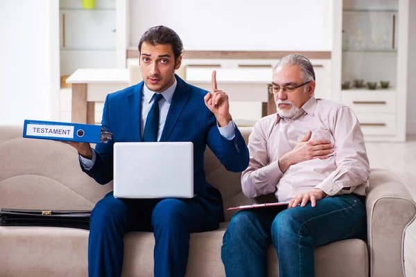 Jeune homme avocat visitant vieil homme dans le concept testament — Photo