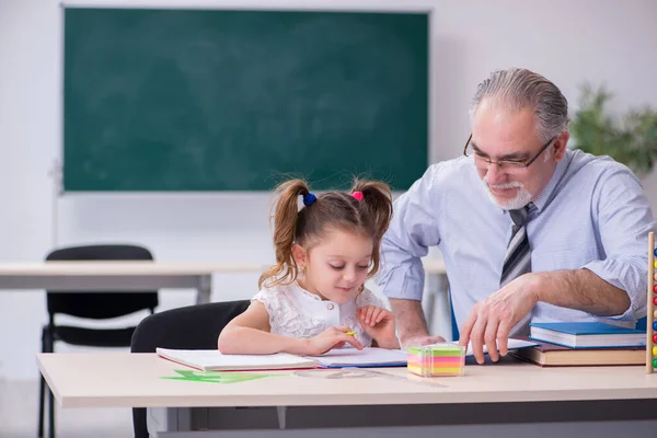 Vieux professeur et écolière dans l'école — Photo