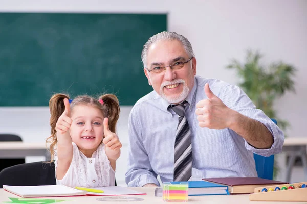 Viejo profesor y colegiala en la escuela —  Fotos de Stock