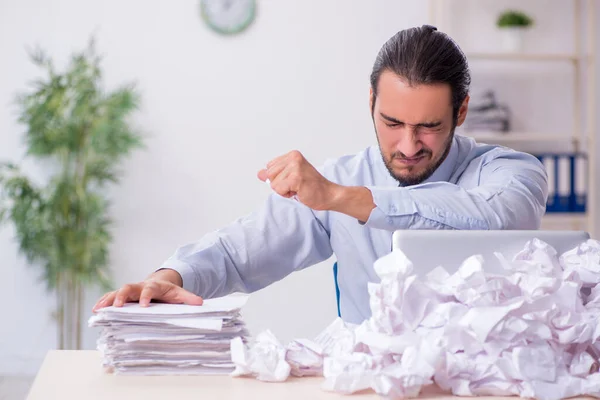 Affärsman förkastar nya idéer med massor av papper — Stockfoto