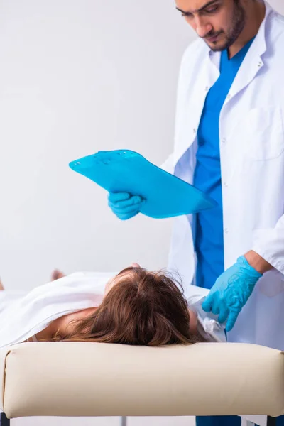 Un coroner de police examine un cadavre à la morgue — Photo