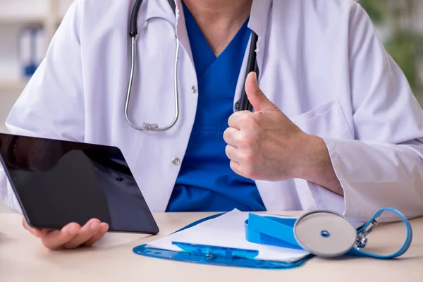 Viejo médico masculino en concepto de telesalud —  Fotos de Stock