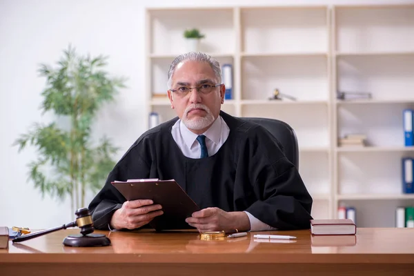 Oude mannelijke rechter werkt in het gerechtsgebouw — Stockfoto