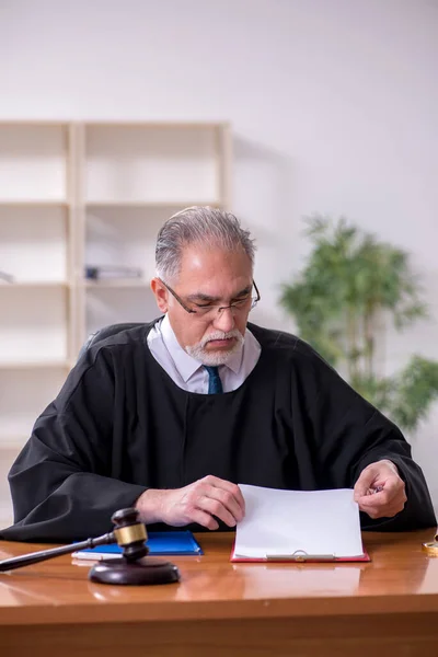 Vecchio giudice maschio che lavora in tribunale — Foto Stock