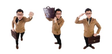 Kahverengi çantalı genç adam beyaza izole edilmiş.