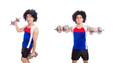 Halterle egzersiz yapan komik bir adam.