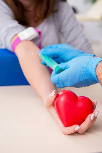 Giovane donna nel concetto di trasfusione di sangue — Foto Stock