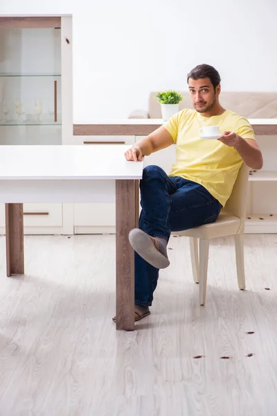 Young man and a lot of cockroaches at home — Stock Photo, Image