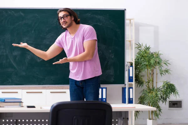 Sınıftaki genç erkek öğrenci.