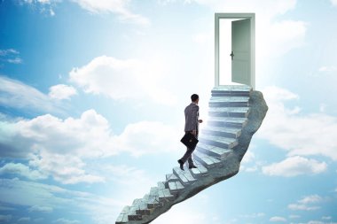 İş adamıyla kariyer merdiveni ve kapı kavramı