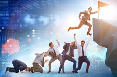 Kariyer gelişimi konsepti iş adamlarının merdivenlere tırmanması