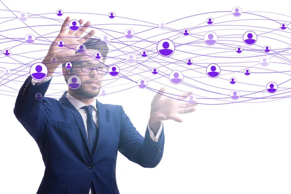 Hombre presionando el botón virtual en el concepto de red social — Foto de Stock