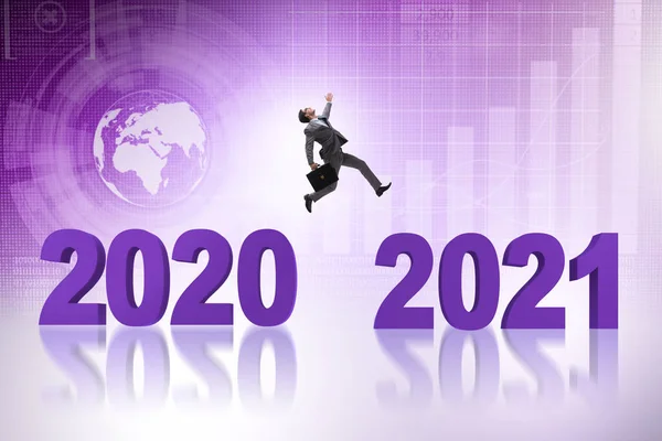 2020年から2021年までジャンプするビジネスマン — ストック写真