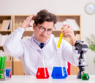 Çılgın bilim adamı bir laboratuarda deneyler yapıyor.