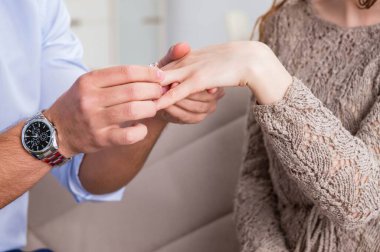 Evlilik teklifi yapan bir adamın romantik konsepti.