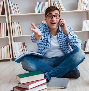 Genç öğrenci kitaplarla çalışıyor.