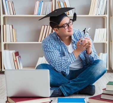 Genç öğrenci kitaplarla çalışıyor.