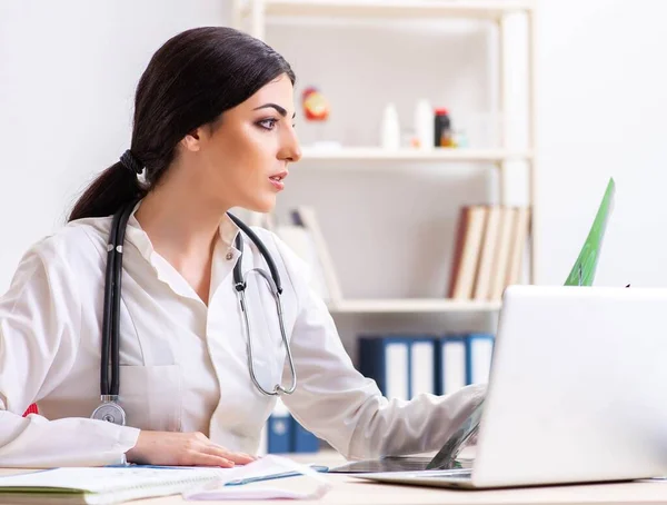 Ärztin arbeitet im Krankenhaus — Stockfoto