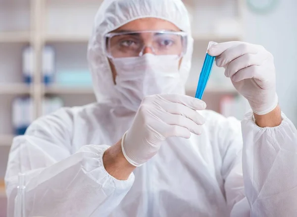 Giovane studente di chimica che lavora in laboratorio sui prodotti chimici — Foto Stock