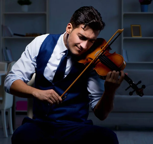 Junger Musiker übt Geigenspiel zu Hause — Stockfoto