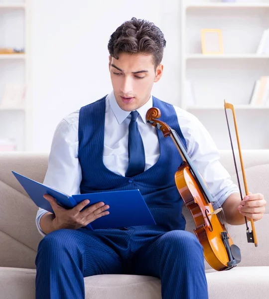 Joven músico practicando el violín en casa — Foto de Stock