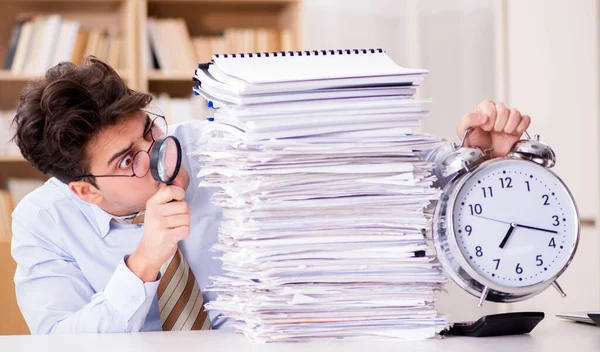 Auditor loco buscando errores en el informe — Foto de Stock