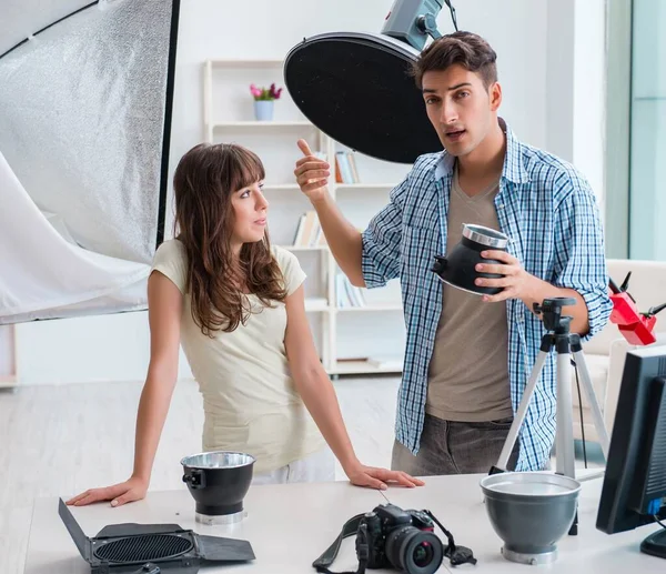 Fotoğraf stüdyosunda çalışan genç fotoğrafçı.