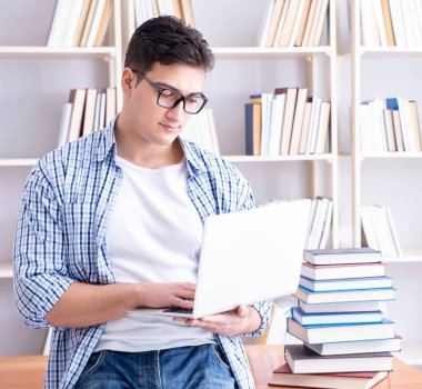 Kitapları olan genç bir öğrenci sınavlara hazırlanıyor.