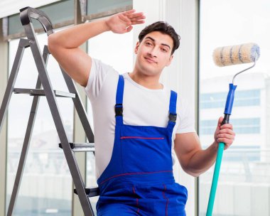 İnşaat alanında çalışan bir boyacı.