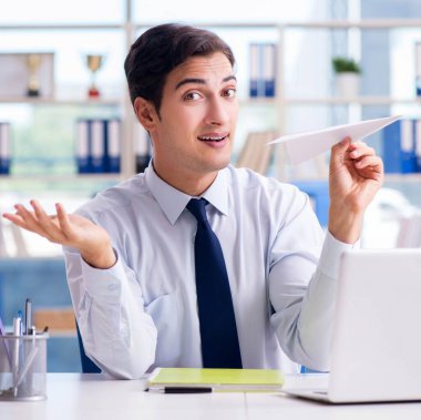 Seyahat acentesinde çalışan satış temsilcisi.