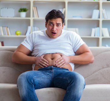 Diyet konseptinde şişman obez adam