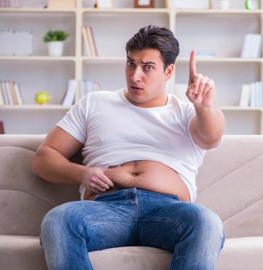 Diyet konseptinde fazladan ağırlık çeken adam.
