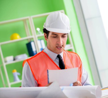 Adam mimar proje üzerinde çalışıyor.