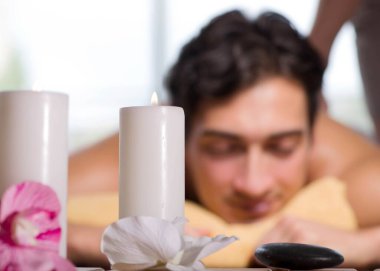 Kaplıca sırasında genç yakışıklı bir adam.