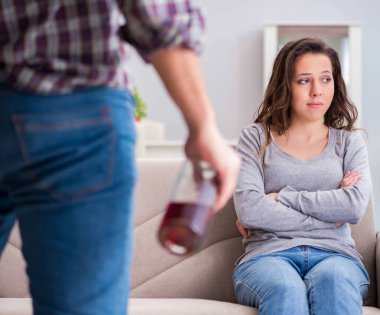 Sarhoş alkoliklerle aile içi şiddet kavramı