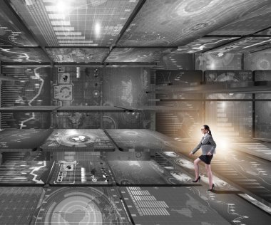 Veri yönetimi kavramında yürüyen iş kadını