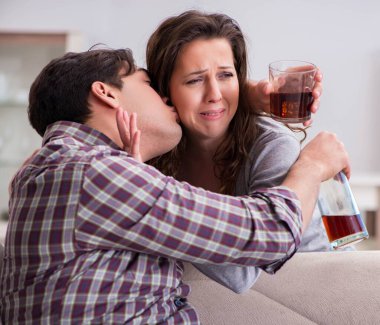 Sarhoş alkoliklerle aile içi şiddet kavramı