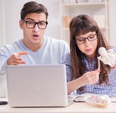 Sınıfta okuyan iki tıp öğrencisi.