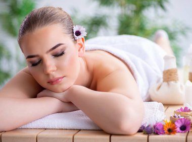 Kaplıcadaki masaj sırasında kadın