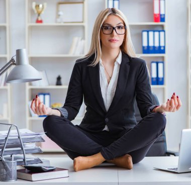 İş kadını ofiste meditasyon yaparken sinirlendi.