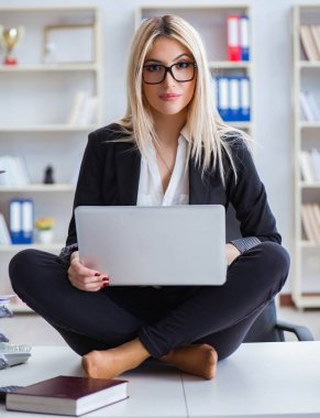 İş kadını ofiste meditasyon yaparken hayal kırıklığına uğradı